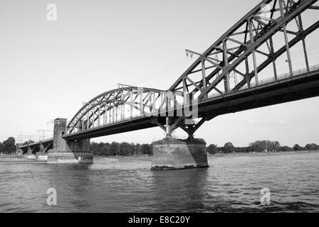 Le Suedbruecke (Sud) du pont sur le Rhin à Cologne, Allemagne - traitement monochrome Banque D'Images