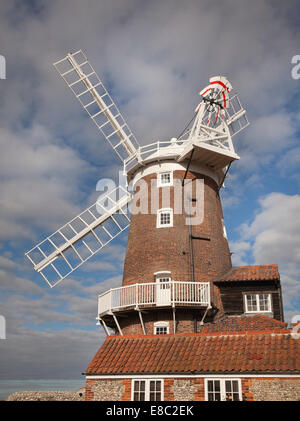 Le CLAJ next la mer moulin, North Norfolk Coast, Stormy Sky Banque D'Images