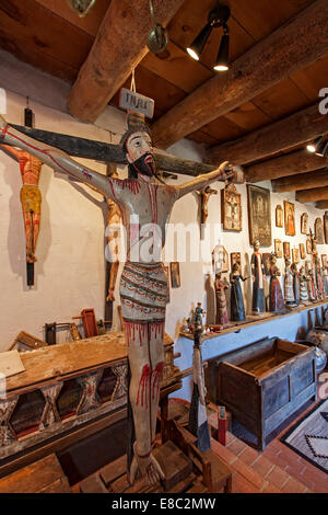 Collection de crucifix et autres symboles religieux, Rio Hondo, Nouveau Mexique USA Banque D'Images