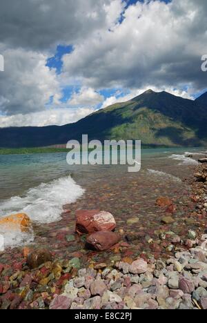 Le long des rives du Lac McDonald dans le Glacier National Park, Montana Banque D'Images