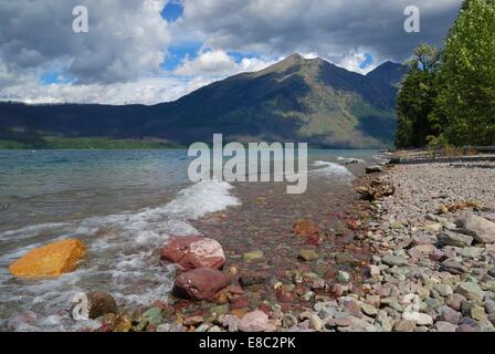 Le long des rives du Lac McDonald dans le Glacier National Park, Montana Banque D'Images