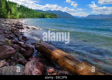 Le long des rives du Lac McDonald dans le Glacier National Park, Montana Banque D'Images