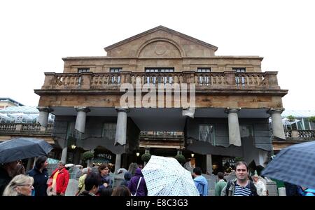 Londres, Royaume-Uni. 4ème Oct, 2014. Une installation intitulée "Prenez mon Lightning mais ne volez pas mon Thunder' se place en avant du marché couvert de Covent Garden, au centre de Londres, la Grande-Bretagne, le 4 octobre 2014. L'installation est prévue pour l'illusion que l'édifice du marché de Covent Garden est flottante. "Prenez ma source mais ne volez pas mon Thunder' créé par l'artiste anglais Alex Chinneck, qui est bien connu pour la création d'illusion optique, sera présentée du 24 octobre au 2 octobre 2014. Source : Xinhua/Alamy Live News Banque D'Images