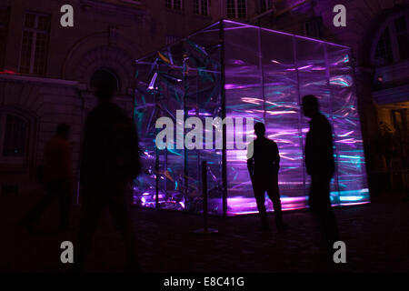 Paris, France. 4ème Oct, 2014. Les gens regardent l'installation l'art au Crédit Municipal de Paris. L'installation par Timothé Toury/Philippe Daney/ Vanessa Vaugeois/ Collectif La sophiste. Paris, France, 4 octobre 2014. Crédit : Rachel Applefield/Alamy Live News Banque D'Images