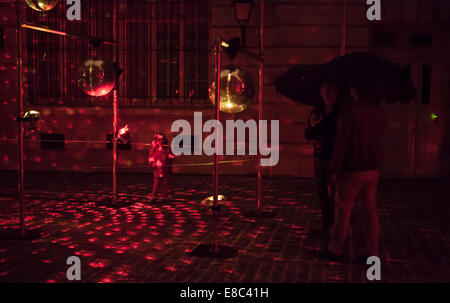 Paris, France. 4ème Oct, 2014. Les gens connaissent l'installation l'art au Crédit Municipal de Paris. L'installation par Timothé Toury/Philippe Daney/ Vanessa Vaugeois/ Collectif La sophiste. Paris, France, 4 octobre 2014. Crédit : Rachel Applefield/Alamy Live News Banque D'Images