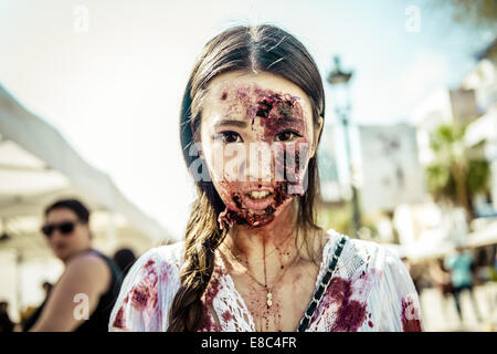 Sitges, Espagne. 4ème Oct, 2014. Une fille asiatique composée comme un zombie prend part à l'Sitges Zombie Walk 2014 Credit : Matthias Rickenbach/ZUMA/ZUMAPRESS.com/Alamy fil Live News Banque D'Images