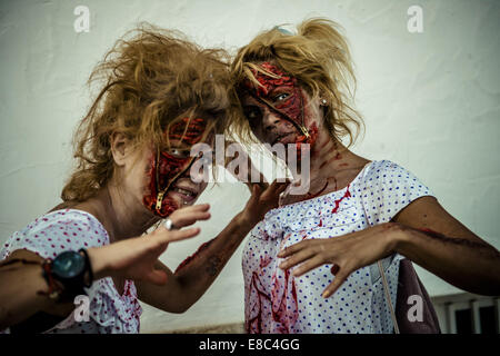 Sitges, Espagne. 4ème Oct, 2014. Deux jeunes filles, comme les zombies de prendre part à l'Sitges Zombie Walk 2014 Credit : Matthias Rickenbach/ZUMA/ZUMAPRESS.com/Alamy fil Live News