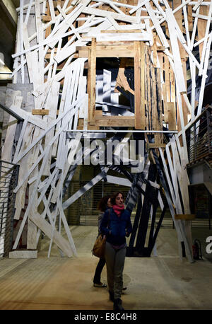 Paris, France. 4ème Oct, 2014. Une installation artistique est considéré sur le festival nocturne annuelle 'Nuit Blanche' (Nuit Blanche) à Paris, France, le 4 octobre 2014. © Li Genxing/Xinhua/Alamy Live News Banque D'Images