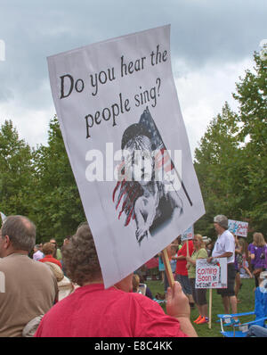 Asheville, Caroline du Nord, USA - 4 août 2014 : rallye lundi morale assimilant signe aujourd'hui à l'oppression du 19e siècle France Banque D'Images