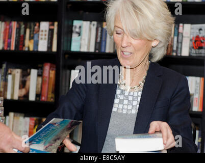 Joanna Trollope, romancier, signes de livres à la Cheltenham Festival littéraire, UK 4 Octobre 2014 : Crédit Prixnews/Alamy Live News Banque D'Images