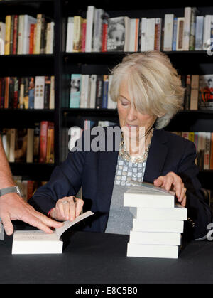 Joanna Trollope, romancier, signes de livres à la Cheltenham Festival littéraire, UK 4 Octobre 2014 : Crédit Prixnews/Alamy Live News Banque D'Images