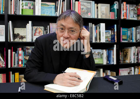 Kazuo Ishiguro, romancier, signes de livres à la Cheltenham Festival littéraire, Gloucestershire, Royaume-Uni 4 Octobre 2014 : Crédit Prixnews/Alamy Live News Banque D'Images