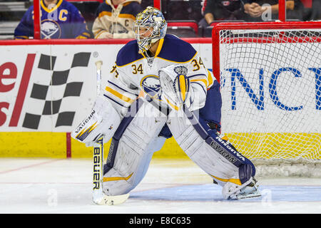 Raleigh, Caroline du Nord, USA. 3e oct, 2014. Gardien Michal Neuvirth Buffalo Sabres (34) lors de la pré-saison de la LNH entre les Sabres de Buffalo et les Hurricanes de la Caroline au PNC Arena. Les Hurricanes de la Caroline a vaincu les Sabres de Buffalo 5-1 dans le règlement jeu. © Andy Martin Jr./ZUMA/Alamy Fil Live News Banque D'Images