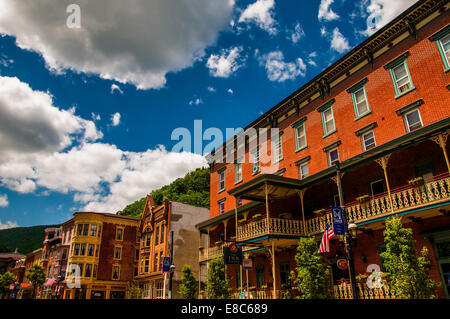 Beau ciel d'été sur les bâtiments dans la ville historique de Jim Thorpe, Pennsylvanie. Banque D'Images