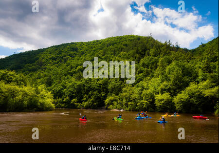 Les kayakistes de la Lehigh River, situé dans le Pocono Mountains de Pennsylvanie. Banque D'Images