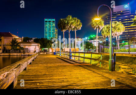 Pier et bâtiments la nuit à Jacksonville, en Floride. Banque D'Images