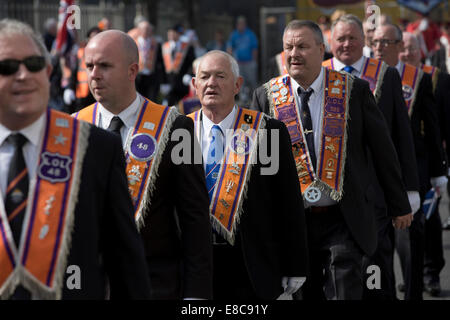 Les membres de l'ordre d'Orange protestant sur les sentiers de l'Edimbourg pour montrer leur soutien à un vote négatif dans le prochain référendum. Banque D'Images