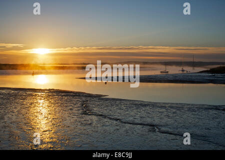 Oare près de Faversham, Kent, UK, 5 octobre 2014. Météo : un lever de soleil à froid et brumeux Oare Creek comme le temps tourne vers l'automne et les conditions plus froides sont prévues pour la semaine à venir. Banque D'Images