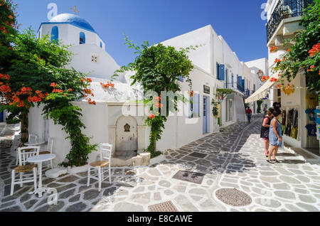 Fontaine grecque et l'église au dôme bleu dans les rues blanchies à la chaux de la ville de Parikia, sur l'île de Paros, Cyclades, Grèce Banque D'Images