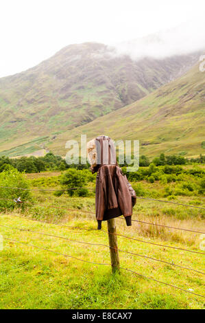 Veste en cuir vintage qui pèsent sur un poteau de clôture dans les highlands Banque D'Images