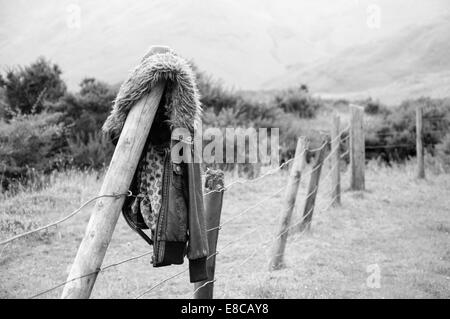 Veste en cuir vintage qui pèsent sur un poteau de clôture dans les highlands Banque D'Images