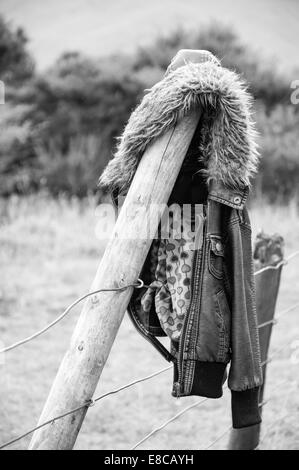 Veste en cuir vintage qui pèsent sur un poteau de clôture dans les highlands Banque D'Images