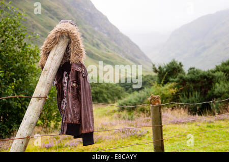 Veste en cuir vintage qui pèsent sur un poteau de clôture dans les highlands Banque D'Images