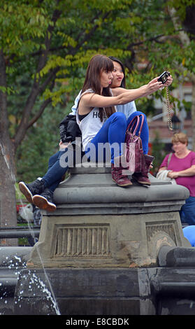 Deux femmes prenant une près de la fontaine en selfies Washington Square Park à Greenwich Village, New York City Banque D'Images