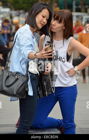 Deux femmes prenant une en selfies Washington Square Park à Greenwich Village, New York City Banque D'Images