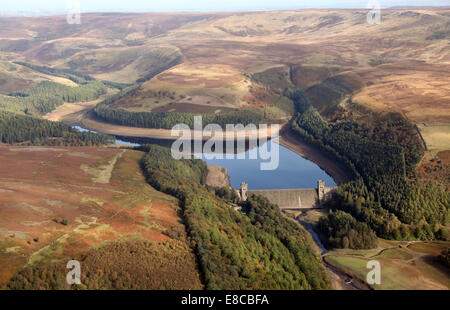 Vue aérienne de Ladybower Reservoir dans le Derbyshire Peak District où l'Dambusters bombardiers pratiqué Banque D'Images