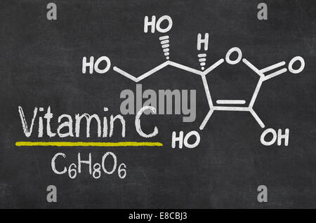 Tableau noir avec la formule chimique de la Vitamine C Banque D'Images