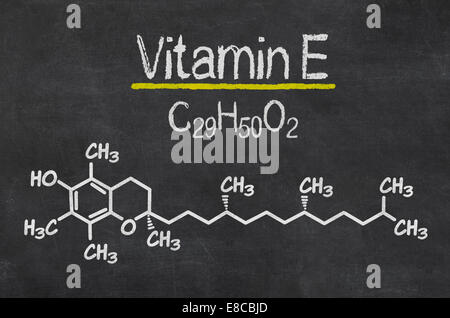 Tableau noir avec la formule chimique de la vitamine E Banque D'Images