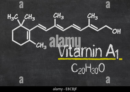 Tableau noir avec la formule chimique de la vitamine A1 Banque D'Images