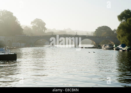 Richmond Bridge sur un matin d'automne brumeux Banque D'Images