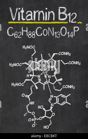 Tableau noir avec la formule chimique de la vitamine B12 Banque D'Images