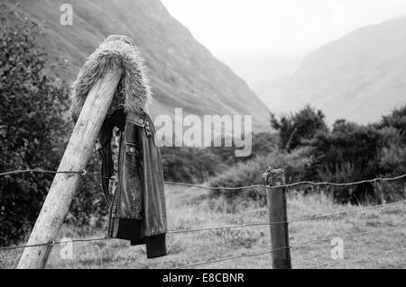 Veste en cuir vintage qui pèsent sur un poteau de clôture dans les highlands Banque D'Images