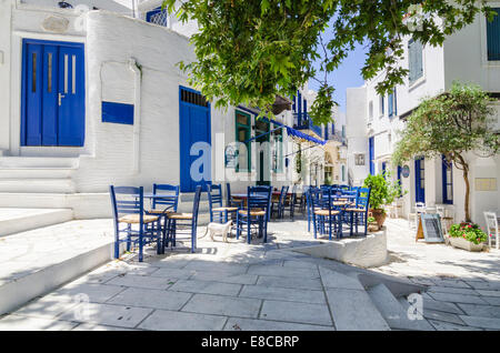 Un grand arbre plan ombre la place principale de la ville de Pyrgos, l'ile de Tinos, Cyclades, Grèce Banque D'Images