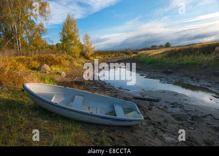 Voile sur la rivière à sec matin d'automne Banque D'Images