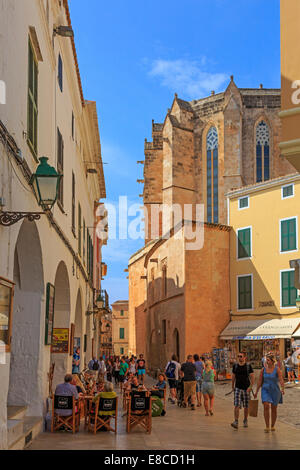 Café de la rue et les restaurants de la vieille ville près de la cathédrale de ciutadella de menorca, Minorque, Espagne, Banque D'Images