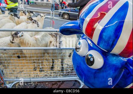 Londres, Royaume-Uni. 5Th Oct, 2014. Hommes Libres de la ville de Londres, exercer leur droit de conduire les moutons à travers le pont de Londres - organisée par la Worshipful Company of Woolmen, c'est l'un des quartiers les traditions anciennes, datant de plus de 800 ans. Cette année, il a été assisté par Shaun le mouton, l'avant de la 'Shaun dans la ville' arts trail à venir à Londres au printemps 2015. L'événement vise non seulement à mettre l'accent sur l'agneau britannique et de la laine mais aussi pour recueillir des fonds pour le Maire de son appel. Crédit : Guy Bell/Alamy Live News Banque D'Images