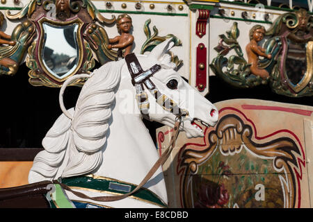 Tête de cheval en bois sur old fashioned Merry-Go-Round Banque D'Images