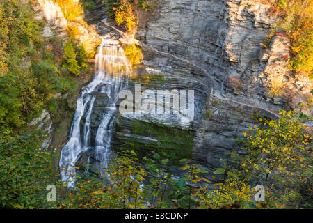 Lucifer Falls à l'automne vu de la négliger dans Robert H. Treman State Park en Trumansburg, New York Banque D'Images