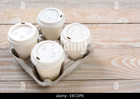 High angle shot d'un carton de prendre le bac avec quatre tasses de café avec couvercles. Banque D'Images