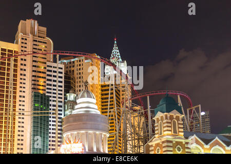 Rollercoaster à Las Vegas entre les bâtiments à New York Banque D'Images