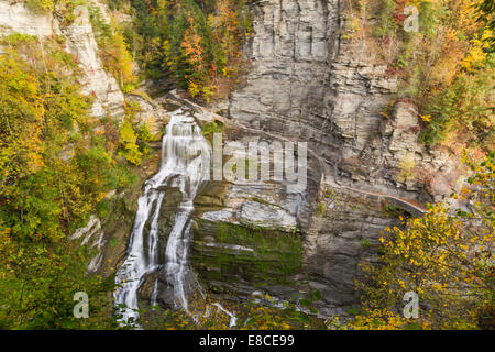 Lucifer Falls à l'automne vu de la négliger dans Robert H. Treman State Park en Trumansburg, New York Banque D'Images