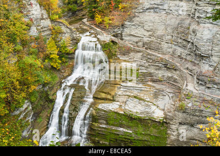 Lucifer Falls à l'automne vu de la négliger dans Robert H. Treman State Park en Trumansburg, New York Banque D'Images