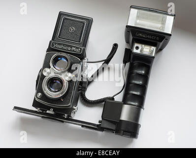 Yashica-Mat vintage camera moyen format équipé d'un flashgun Metz hammerhead. Banque D'Images