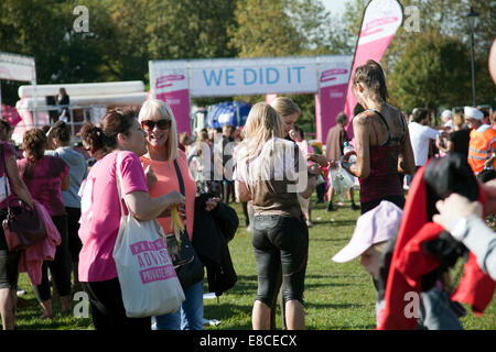 Londres, Royaume-Uni. 5Th Oct, 2014. Course contre le cancer pour la vie - Les participants exécuter sur Clapham Common, London UK Crédit : M.Sobreira/Alamy Live News Banque D'Images