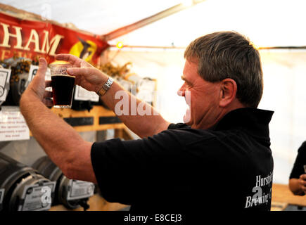 John Troake de Hurst Brewery emprunte un porter bière à la première nuit de la 27e Fête de la bière de Hanovre à Brighton Banque D'Images