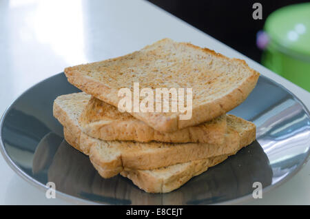 Toast de pain sur un plat noir Banque D'Images